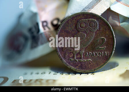 Düsseldorf, Allemagne. 29 Juin, 2015. ILLUSTRATION - une drachme coin est sur l'écran placé à côté d'un billet d'Euro dans le haut fronça Duesseldorf, Allemagne, 29 juin 2015. Photo : Federico Gambarini/dpa/Alamy Live News Banque D'Images