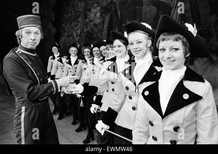 Cendrillon, pantomime, photo-call, Alexandra Theatre, Birmingham, 19 décembre 1975. Banque D'Images