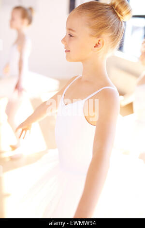 Close up Smiling jolie petite fille de ballet en Tutu blanc à l'intérieur de la formation Danse Studio. Banque D'Images