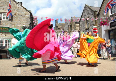 Les membres du groupe de danse latino-américaine, fils de America effectuer lors de la Journée internationale de la danse de Bakewell, Bakewell, England UK Banque D'Images