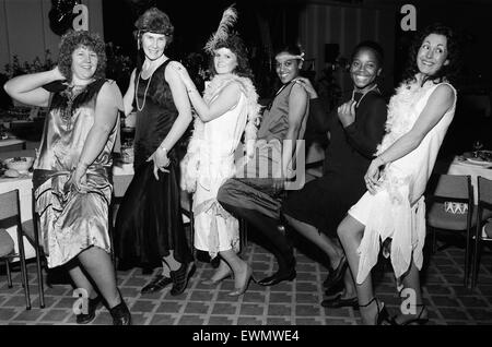 People celebrating New Years Eve à un 'Années Folles' partie. Albany, Birmingham, 31 décembre 1984. Banque D'Images