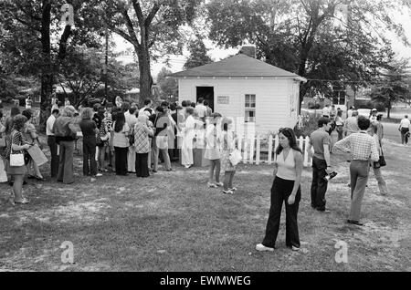 Fans d'Elvis Presley, visiter le lieu de naissance de leur idole à Tupelo, Lee County, Mississippi, USA, 27 août 1973. Banque D'Images