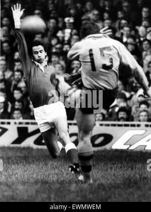 L'Australie 27-12 Pays de Galles, l'Australian Rugby Union 1984 Tour de Grande-Bretagne et l'Irlande, Match 12, Cardiff Arms Park, Cardiff, 24 novembre 1984. PI Lewis, galles, essaie de charger vers le bas un kick par Roger Gould de l'Australie. Banque D'Images