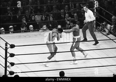 Muhammad Ali et Joe Frazier il bataille pour le World Heavyweight Championship à Madison Square Garden New York. 8 mars 1971 Banque D'Images