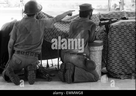 Soldats chypriotes grecs de diriger les opérations à l'intérieur de l'hôtel Ledra Palace, lors de l'invasion turque de Chypre. L'hôtel Ledra Palace est devenu le centre des combats avec les soldats chypriotes grecs résidents maintien et les journalistes à l'hôtel. 22n Banque D'Images