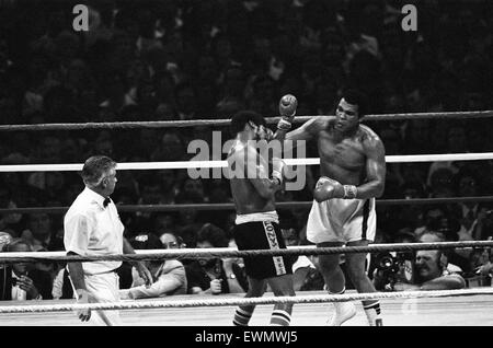 Muhammad Ali's second match avec Leon Spinks, au Louisiana Superdome le 15 septembre 1978, a mal pour Spinks. En maintenant une forme Ali rarement la perte de contrôle, reconquérir son titre à l'unanimité des quinze-round décision. Ali a repris le titre, devenir Banque D'Images