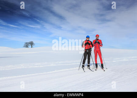 Deux hommes ski de fond sur le sentier en Bavière Banque D'Images