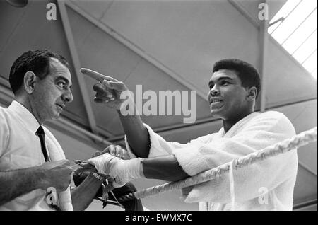 Cassius Clay alias Muhammad Ali) (mettre la main enroulée à White City training camp avant son match revanche avec Henry Cooper. 18 Mai 1966 Banque D'Images