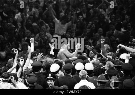 Muhammad Ali's second match avec Leon Spinks, au Louisiana Superdome le 15 septembre 1978, a mal pour Spinks. En maintenant une forme Ali rarement la perte de contrôle, reconquérir son titre à l'unanimité des quinze-round décision. Ali a repris le titre, devenir Banque D'Images