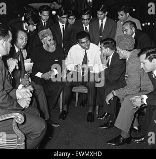 Aka Muhammad Ali (Cassius Clay) parler aux musulmans la tenue d'un livre intitulé Vers la compréhension de l'Islam écrit par Sayyid Abul Ala Maududi.Ali's à Londres pour de son match revanche avec poids lourd britannique Henry Cooper. Mai 1966 vers Banque D'Images