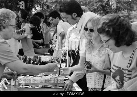 Elvis Presley Fans de Grande-Bretagne, des Pays-Bas et du Danemark, parcourir et acheter des souvenirs au cours de sa visite à sa maison et le lieu de naissance de Tupelo, Lee County, Mississippi, USA, 27 août 1973. Supervisé par les Dames de Tupelo. Banque D'Images