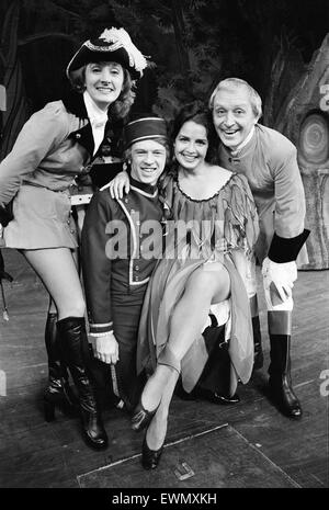 Cendrillon, pantomime, photo-call, Alexandra Theatre, Birmingham, 19 décembre 1975. Banque D'Images