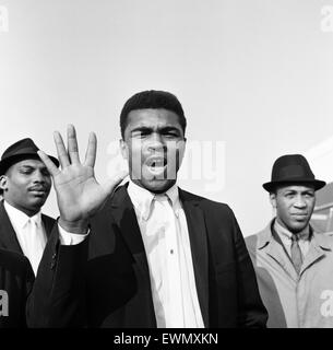 Cassius Clay alias (Muhammad Ali) à l'aéroport de Londres montre cinq doigts-disant round 5 est le tour qu'il va arrêter Henry Cooper. 26 Mai 1963 Banque D'Images