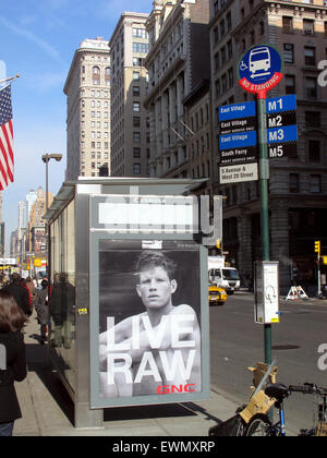 Arrêt de bus en centre-ville de Manhattan avec le GNC de la publicité sur le côté. Banque D'Images