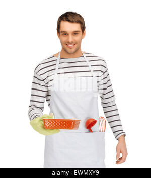 Homme heureux ou cuisiner avec du bicarbonate et ustensiles Banque D'Images