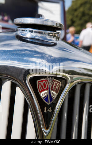 Royaume-uni, Angleterre, Cheshire, Chelford Astle, moteur de traction du rallye, de l'insigne de radiateur 1930 Rover 14 voiture Banque D'Images