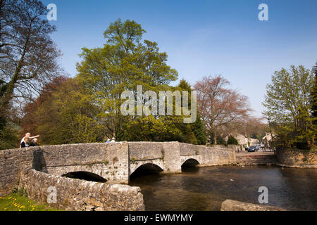 Royaume-uni, Angleterre, Derbyshire, Ashford dans l'eau, syndicat sur sheepwash pont sur la rivière Wye Banque D'Images