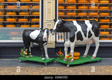 Veau vache et sculptures en face d'une boutique qui vend des fromages hollandais, dans le centre-ville de Delft, Hollande méridionale, Pays-Bas. Banque D'Images
