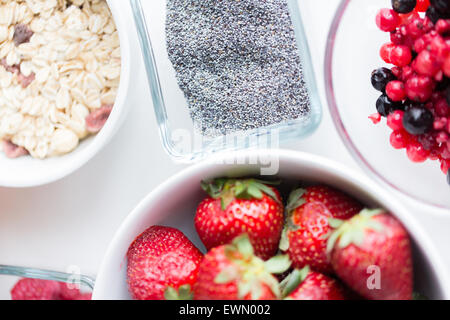 Close up de fruits et de baies dans un bol sur la table Banque D'Images