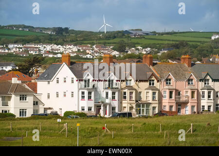 Terrasse maisons et éoliennes à Crooklets, Bude, Cornwall, England, UK Banque D'Images