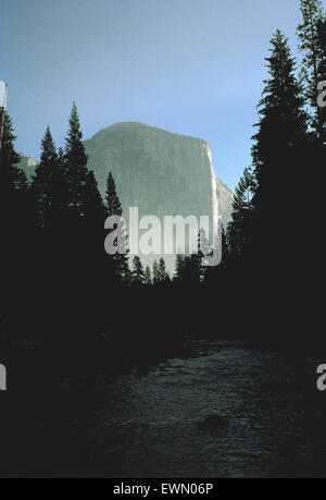 Vue d'El Capitan dans la brume le long de la rivière Merced au coucher du soleil dans le Parc National de Yosemite Banque D'Images