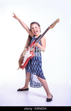 Une petite fille avec la guitare sur la scène Banque D'Images