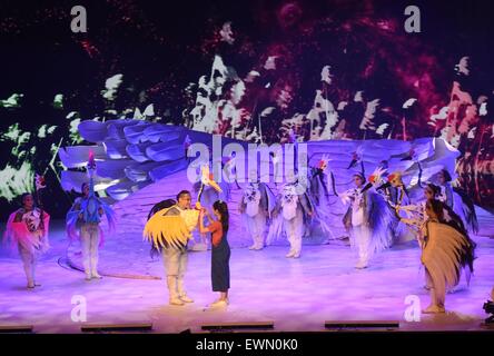 Beijing, Chine. 29 Juin, 2015. Acteurs effectuer lors d'une conférence de presse de la marionnette jouer "l'histoire d'Red-Crowned Crane' à Beijing, capitale de Chine, le 29 juin 2015. Le spectacle de marionnettes "l'histoire d'Red-Crowned Crane', un travail remarquable de l'Art, Théâtre de marionnettes en Chine sera mis sur la scène au Centre National des Arts de la scène du 3 juillet au 5. © Luo Xiaoguang/Xinhua/Alamy Live News Banque D'Images