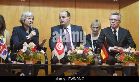 Sousse, Tunisie. 29 Juin, 2015. Le ministre de l'Intérieur britannique Theresa May, Ministre tunisien Mohamed Najem Gharsalli, Ministre allemand de l'intérieur Thomas de Maizière donner une conférence de presse à l'hôtel l'Imperial Marhaba à Sousse, Tunisie, 29 juin 2015. Au moins 38 personnes ont perdu la vie dans l'attaque terroriste en Tunisie, pour la plupart des vacanciers. Dpa : Crédit photo alliance/Alamy Live News Banque D'Images