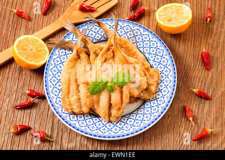 Libre d'une plaque avec l'espagnol boquerones fritos, anchois frits et battues en Espagne typique, sur une table en bois rustique Banque D'Images