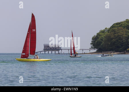 La voile des bateaux naviguant au large de Bembridge, sur l'île de Wight Banque D'Images