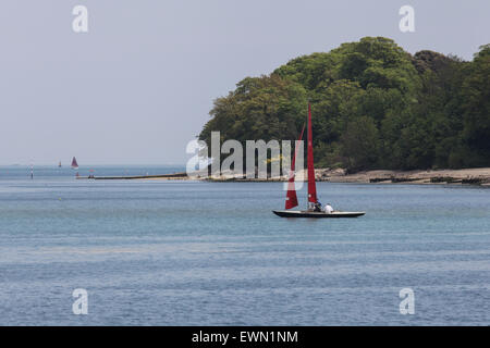 La voile des bateaux naviguant au large de Bembridge, sur l'île de Wight Banque D'Images