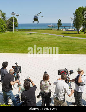 Heiligendamm, Allemagne. 29 Juin, 2015. Les terres d'un hélicoptère lors du tournage du film 'Le production franco-italienne Des Confessioni à Heiligendamm, Allemagne, 29 juin 2015. Le thriller est pour célébrer sa première mondiale au festival du film de Cannes en 2016. Photo : GEORG WENDT/dpa/Alamy Live News Banque D'Images