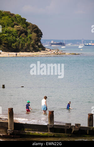 Les personnes bénéficiant de l'été à la plage à St Helens Duver sur l'île de Wight Banque D'Images