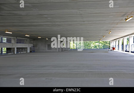 À l'étage supérieur d'un parking à étages en construction à Birmingham, Royaume-Uni. Montre large étendue de dalle de plafond en béton Banque D'Images