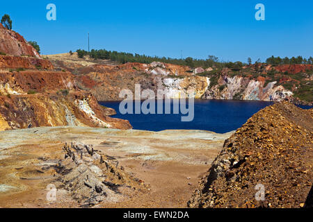 Abandonnés mine de cuivre à ciel ouvert Mina de São Domingos / San Domingo Mine près de Mertola, district de Beja, Alentejo, Portugal Banque D'Images