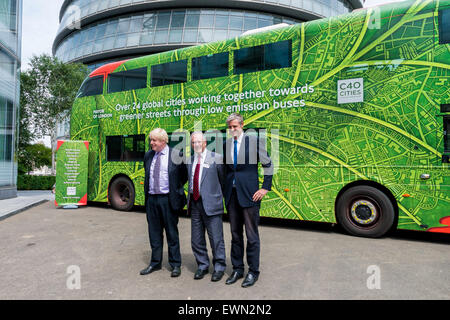 Londres, Royaume-Uni. 29 Juin, 2015. La C40 Cities Climate Leadership Group, maintenant dans sa 10e année, relie plus de 75 des plus grandes villes du monde. C40 Bus propre Déclaration exhorte les villes et les fabricants à adopter des technologies de bus propres novatrices. Maire de Londres Boris Johnson a été le premier sommet à l'Hôtel de ville cet après-midi. Credit : Subvention Vélaires/ZUMA/ZUMAPRESS.com/Alamy fil Live News Banque D'Images