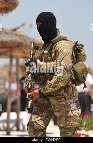 Sousse, Tunisie. 29 Juin, 2015. Des patrouilles d'un soldat au cours de la visite du ministre de l'intérieur européen à l'autre de la scène de la fusillade en face de l'hôtel Imperial Marhaba à Sousse, Tunisie, 29 juin 2015. Au moins 38 personnes ont perdu la vie dans l'attaque terroriste en Tunisie, pour la plupart des vacanciers. Dpa : Crédit photo alliance/Alamy Live News Banque D'Images