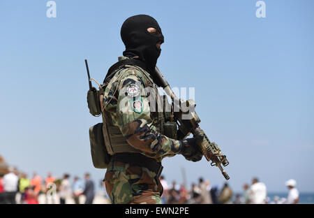 Sousse, Tunisie. 29 Juin, 2015. Un membre de la garde nationale tunisienne au cours de patrouilles de la visite du ministre de l'intérieur européen à l'autre de la scène de la fusillade en face de l'hôtel Imperial Marhaba à Sousse, Tunisie, 29 juin 2015. Au moins 38 personnes ont perdu la vie dans l'attaque terroriste en Tunisie, pour la plupart des vacanciers. Dpa : Crédit photo alliance/Alamy Live News Banque D'Images