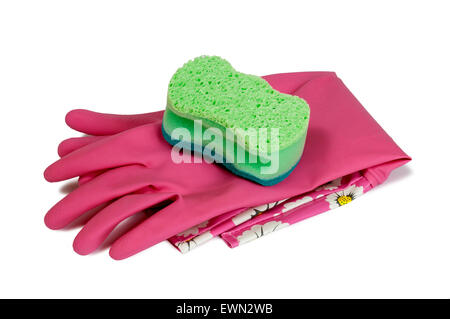 Nettoyage des gants en caoutchouc rose avec éponge sur fond blanc Banque D'Images