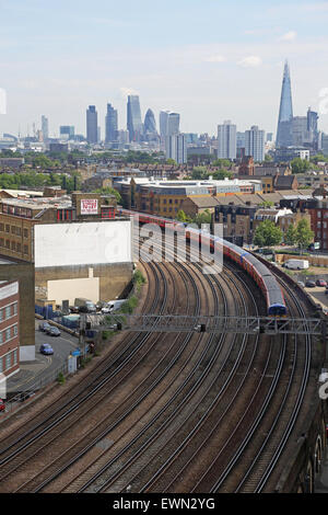 Les trains sur la voie ferrée près de la gare de Vauxhall à Londres avec l'horizon de la ville de Londres dans l'arrière-plan Banque D'Images