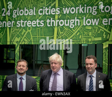 Londres, Royaume-Uni. 29 Juin, 2015. Maire Boris Johnson annonce la première mondiale de bus électrique pur. Le maire de Londres Boris Johnson (C), de même que les membres de l'autorité de transport à Londres et vous posent pour une photo devant un hybride-diesel décoration double-decker bus Londres dans un photocall pour le premier bus double étage électrique pur à être mis en service en octobre. L'hôtel de ville, le Queen's Walk Crédit : Guy Josse/Alamy Live News Banque D'Images