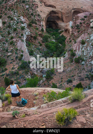 Femme Hiker Backpacker à Capitol Reef National Park à Brimhall à Natural Bridge Banque D'Images