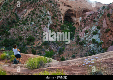 Femme Hiker Backpacker à Capitol Reef National Park à Brimhall à Natural Bridge Banque D'Images