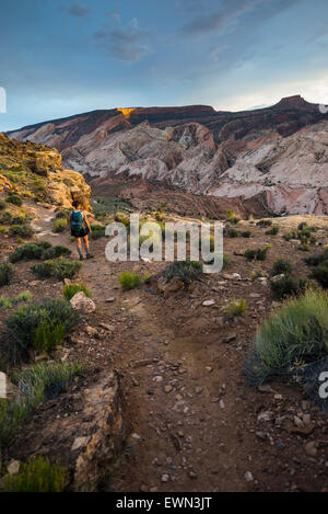 Girl randonneur, Backpacker sur Brimhall Pont Naturel Trail Capitol Reef National Park Banque D'Images