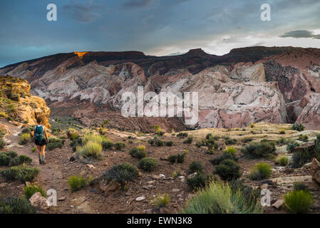 Girl randonneur, Backpacker sur Brimhall Pont Naturel Trail Capitol Reef National Park Banque D'Images