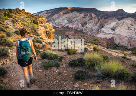 Girl randonneur, Backpacker sur Brimhall Pont Naturel Trail Capitol Reef National Park Banque D'Images