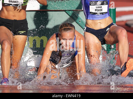 25 juin 2015 : Marisa Howard de Boise State tombe dans le puits sur le 3000m steeple femmes et est sur le point d'être renversé par Sarah Pease et Carmen graves à l'USATF 2015 Track & Field Championships at historic Hayward Field, Eugene, OR. Larry C. Lawson/CalSportMedia Banque D'Images