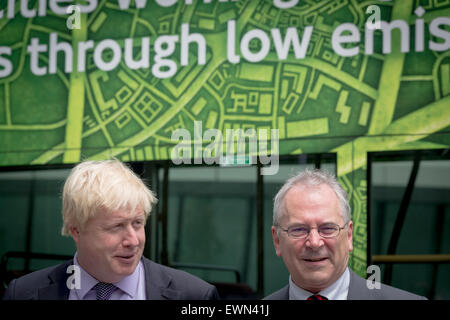 Londres, Royaume-Uni. 29 Juin, 2015. Sir Peter Hendy, CBE (R), commissaire des transports se joint au maire Boris Johnson (L) en lançant une première mondiale électrique zéro émission bus double étage au procès propre Sommet mondial Bus Crédit : Guy Josse/Alamy Live News Banque D'Images