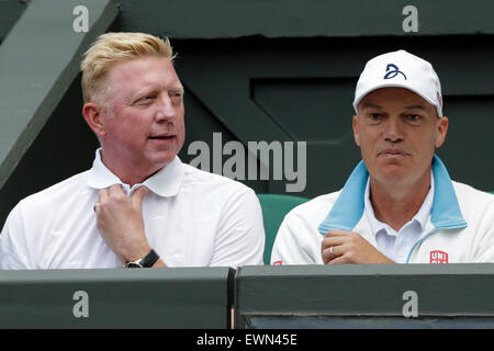 29.06.2015. Wimbledon, Angleterre. Les Championnats de tennis de Wimbledon. Messieurs&# x2019;s des célibataires premier match entre tête de Novak Djokovic (SRB) &AMP ; de commentaires (GER). L'entraîneur de Novak Djokovic Boris Becker ressemble sur - sa ne sait pas si c'était un signal à son joueur ou non... Banque D'Images