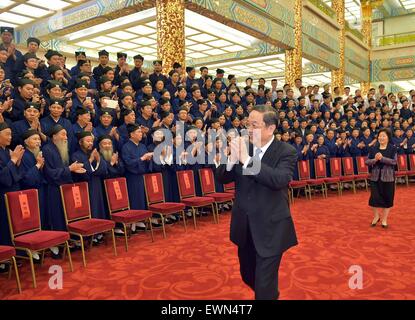 (150629) -- BEIJING, 29 juin 2015 (Xinhua) -- Yu Zhengsheng (avant), président du Comité National de la Conférence consultative politique du peuple chinois, rencontre avec les délégués présents au congrès national de Chine Association taoïste (LTC) lors d'un photocall à Beijing, capitale de Chine, le 29 juin 2015. Yu a également rencontré la nouvelle direction de l'OTC. (Xinhua/Li Tao) (mp) Banque D'Images